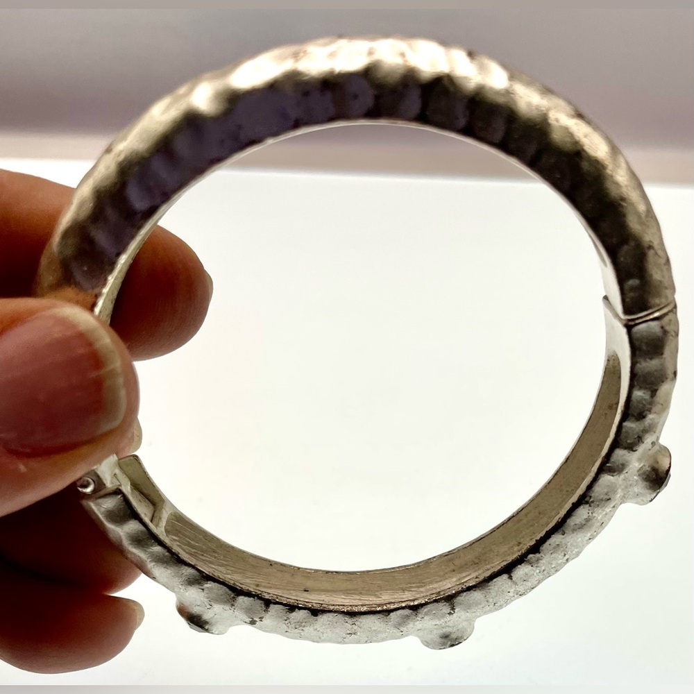 VTG Matte Silver Tone Hammered Design Hinged Bracelet Faceted Amethyst Crystals - Picture 8 of 9